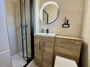 Master En-Suite- click for photo gallery
